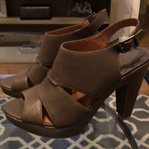 Shoes color taupe brown